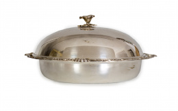 1127.  Legumbrera en metal plateado, tapa rematada por pomo con forma de flor, S. XX..