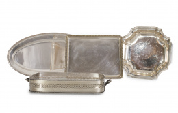 1125.  Conjunto de dos fuentes en plateado, una panera en plateado y fuente para servir en alpaca, S. XIX - XX.