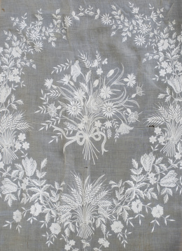 1190.  Cubre cama o mantel con bordado de nipis, decoración de flores, hojas y lazas.pp. del S. XIX .