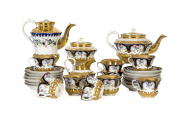 541.  Juego de café y té de porcelana esmaltada en dorado con rosas en cartelas.Trabajo ruso, fábrica de Kuznetzov, S. XIX.