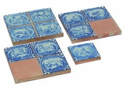 1100.  Tres azulejos de cerámica esmaltada en azul de cobalto y una olambrilla, siguiendo a Triana.Ruiz de Luna, S. XX