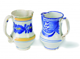 908.  Pareja de jarros de asa de cinta de cerámica esmaltada.Manises, S. XIX