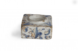 325.  Especiero de cerámica esmaltada de la serie tricolorTalavera, S. XVII .