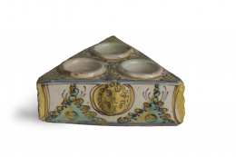 1065.  Especiero triangular de cerámica esmaltada de la serie policroma, con decoración de arbustos.Talavera-Puente del Arzobispo, S. XVIII..