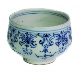 492.  Cuenco de cerámica esmaltada en azul de cobalto de la serie de puntilla berain.Talavera, 1750-1775.
