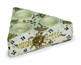 552.  Especiero o salero de cerámica esmaltada con decoración de flores.Talavera, S. XVIII