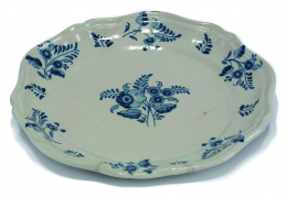 1011.  Plato de cerámica esmaltada en azul de cobalto, con flores.Ruiz de Luna, Talavera, primera mitad del S. XX..