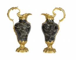 1077.  Pareja de jarros de mármol verde, Napoleón III montados en bronce dorado, con hojas.Trabajo francés, segunda mitad del S. XIX..