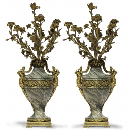 1109.  Pareja de candelabros de mármol con forma de jarrón, con brazos de metal dorado con flores.Trabajo francés, segunda mitad del S. XIX..