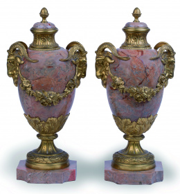 1116.  Pareja de copas Napoleón III de mármol rosa y bronce aplicado, asas modeladas con forma de cabezas de carneros.Trabajo francés, segunda mitad del S. XIX.
