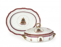 1145.  Sopera y fuente blasonada, en porcelana de la “Familia Rosa” Compañía de Indias. China, dinastía Qing, periodo Qianglong c. 1790