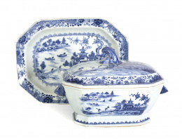 1142.  Sopera y fuente de perfil octogonal en porcelana azul y blanca Compañía de Indias. China, dinastía Qing, periodo Qianlong (1736-1795)