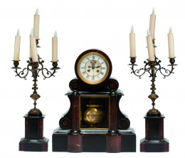 597.  Reloj regulador de sobremesa con guarnición en mármol con aplicaciones de bronce.Francia, primer tercio del S. XIX