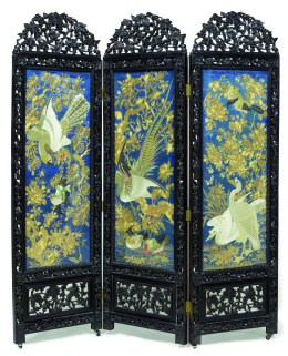 437.  Biombo de tres hojas en madera tallada y seda azul con decoración vegetal en dorado y aves en blanco.Filipinas, S. XIX.