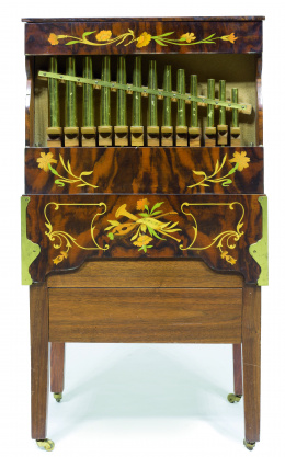 1173.  Órgano de cilindro de madera con decoración de flores y triunfos, trabajo francés, S. XX..