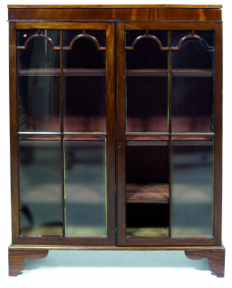 1037.  Librería estilo Jorge III en madera de caoba con puertas de cristal.Inglaterra, S. XIX.