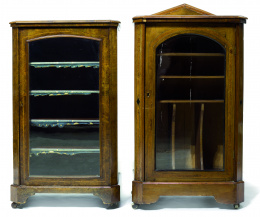 1180.  Pareja de cabinets eduardinos siguiendo modelos georgianos en madera de nogal con decoración de marquetería.Inglaterra, h. 1860-1890.