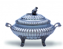 575.  Sopera de plata en su color con decoración gallonada, ley 925, tapa rematada por dos bellotas.España, S. XX.