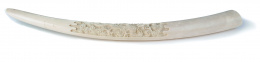 1161.  Colmillo en marfil tallado con escena de la leyenda de “La perla del Dragón”China, pps. S. XX