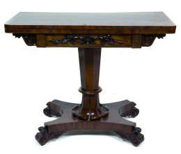 428.  Mesa de juego William IV en madera de caoba sobre pedestal central sobre plataforma con patas y decoración tallada.Inglaterra, 1830-1840.