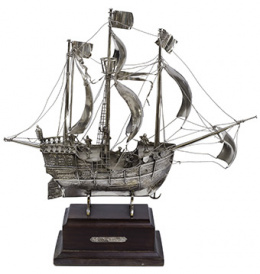 1002.  Caravela en plata, con marcas.S. XX..