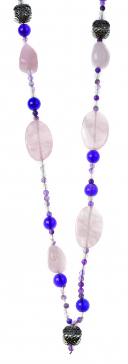 648.  Collar largo de un hilo de cuarzos rosas y amatistas de distintos tamaños combinados