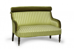 590.  Canapé victoriano con patas torneadas en madera posiblemente de nogal Inglaterra, segunda mitad S. XIX.