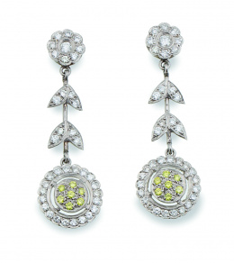 697.  Pendientes largos con flores y hojas articuladas de brillantes blancos y fancy