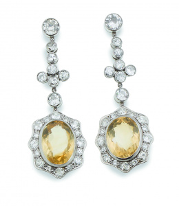 132.  Pendientes largos de brillantes,  con flor colgante de citrino orlada de brillantes