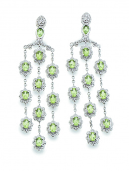 696.  Pendientes largos con tres cascadas colgantes de flores de peridotos orlados de brillantes