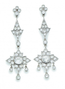 196.  Pendientes largos de brillantes con flores que penden de formas geométricas