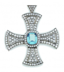660.  Colgante de cruz de Malta con topacio azul central de talla oval  y brazos cuajados de brillantes