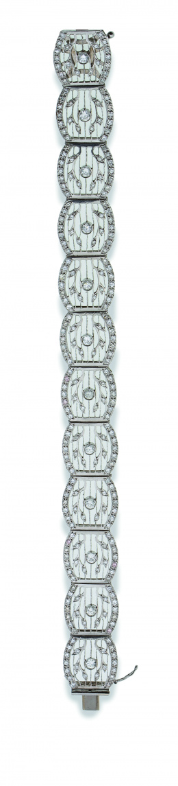 131.  Brazalete de brillantes estilo Art -Decó con doce motivos calados decorados por hojitas de brillantes