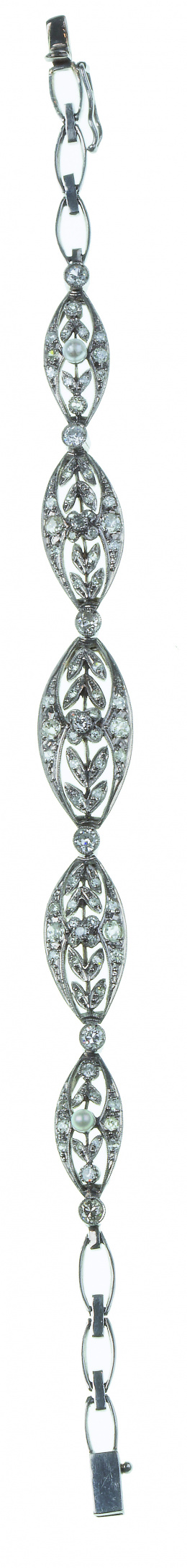 161.  Pulsera de platino y brillantes estilo Belle Epoque con cinco motivos ojivales calados con guirnaldas de flores, de tamaño creciente hacia el centro