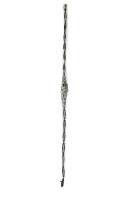 115.  Pulsera Art-Decó con centro de diamantitos y zafiros calibrado, con eslabones de forma alargada articulados