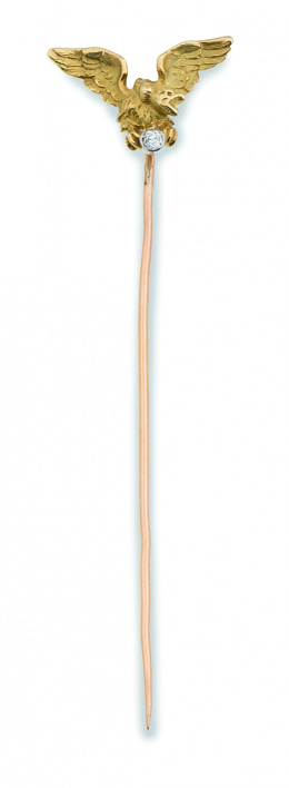 63.  Broche alfiler de pp. S. XX con águila que sujeta un brillante entre las garras