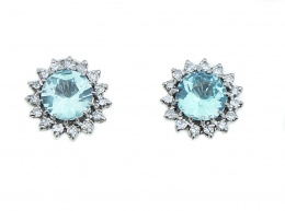 661.  Pendientes con topacio azul de talla redonda orlado de brillantes en diseño a a modo de flor