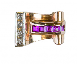 626.  Sortija chevalier asimétrica con banda de brillantes y arco de rubíes sintéticos