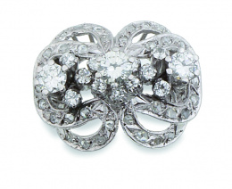 750.  Sortija de brillantes años 40 con bandas curvas entrelazadas y brillantes en línea central engastados a diferentes alturas