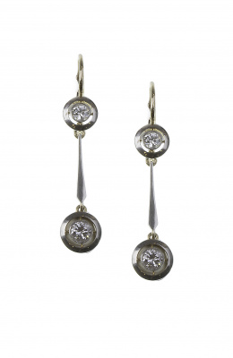 95.  Pendientes largos Art-Decó con dos brillantes en chatón uno de ellos colgante, articulados con barrita a modo de aguja