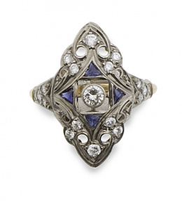 118.  Sortija lanzadera Art-Decó con diamantes y zafiros calibrados y un brillante en chatón central