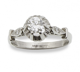 160.  Sortija solitario con brillante central de 0,50 ct aprox y bandas de diamantitos a los lados