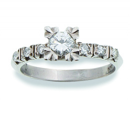 103.  Sortija solitario de brillante de 0,45 ct con tríos de brillantes a cada lado