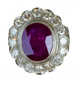 634.  Sortija con rubí oval de 7,5 ct orlado de brillantes