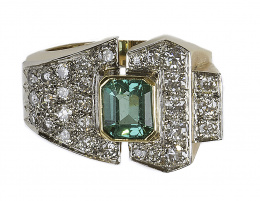 185.  Sortija estilo chevalière con diseño asimétrico de brillantes y esmeralda con diseño asimétrico 
