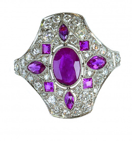 610.  Sortija lanzadera estilo Art-Decó de rubíes y brillantes en torno a un rubí central de talla oval