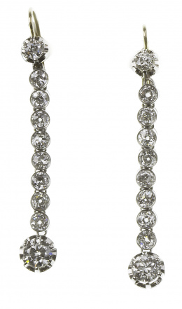 120.  Pendientes largos de pp. S. XX con rivière de chatones rematada en brillantes engastados en garras en parte superior e inferior