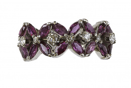 706.  Sortija media alianza de flores de rubíes talla navettte con brillantes centrales