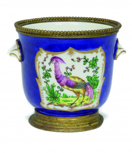 586.  “Cache pot” de porcelana esmaltada en azul con cartelas con aves del paraíso, tipo Derby, montado en bronce dorado.S. XIX..