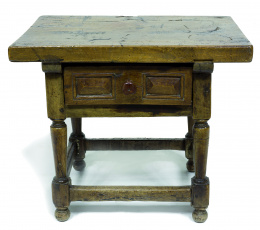 997.  Bufetillo de estrado en madera de nogal. Castilla, segundo tercio S. XVI.